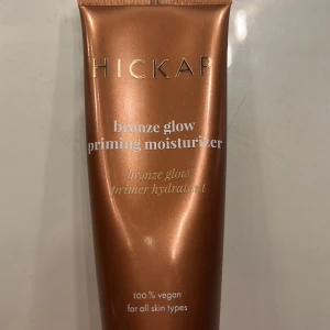 hickap bronze glow  - Bronze glow priming moisturizer från Hickap💘 säljer då dem tyvärr inte kom till användning💘 sparsamt använd 