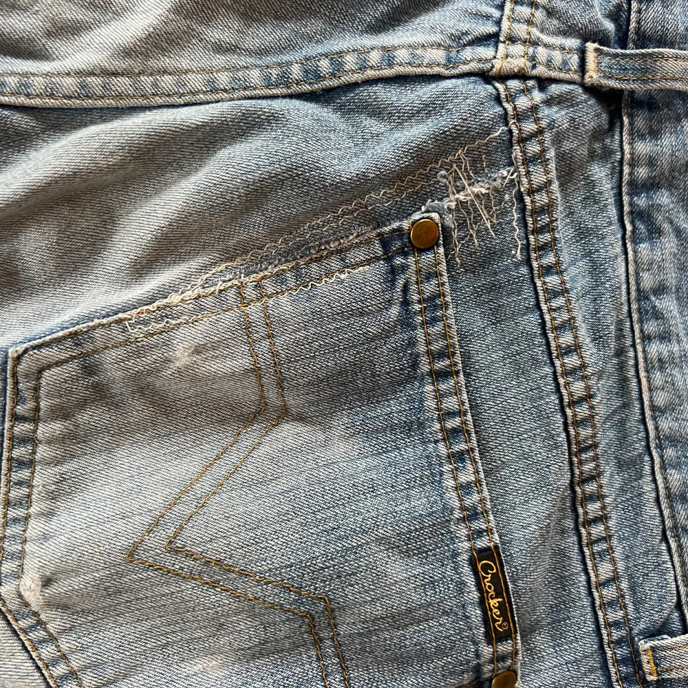 Säljer dessa jeans från Crocker i storlek W34 L32. Passar S-M men är stora vid midjan. Sytt på bakfickan.. Jeans & Byxor.