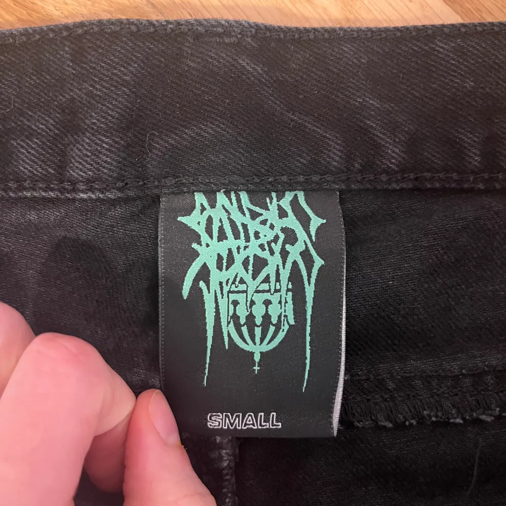 Ett väldigt ovanligt par jeans från Sad Boys gear, släpptes 2021. skick 8/10 en plasttab som sitter där bak på byxorna har gått av men annars är dom i toppenskick. Skicka gärna bud i dm!. Jeans & Byxor.