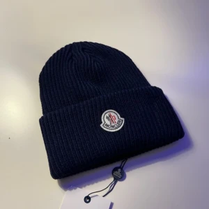 Moncler Mössa - Helt ny moncler mössa som jag köpt för cirka 500kr. Säljer p.g.a att den inte passar mig. Pris kan diskuteras vid snabb affär. (Skicka DM vid funderingar).