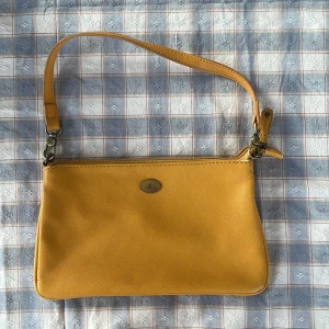 Gul/orange shoulderväska😽 - Finns lite fläckar som du ser på bilden men de syns knappast❤️ Gul/orange nyans❤️ Inga skador på den❤️ Skriv om du har frågor!