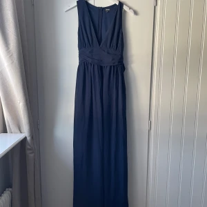 Balklänning - Marinblå balklänning från bubbleroom i storlek 34. Band som går att knyta till rosett i ryggen. Så himla fin så den förtjänar att få användas igen! 🩷