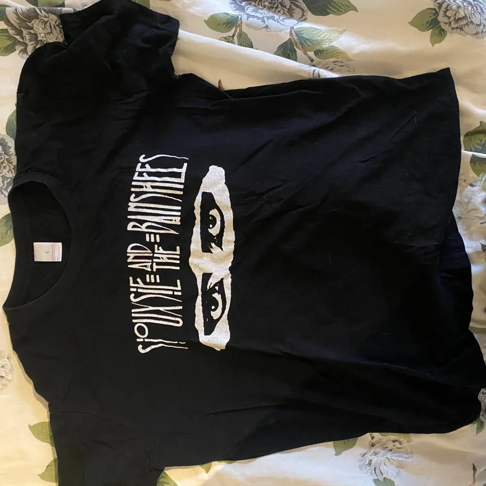 jättesnygg t-shirt med siouxsie and the banshees tryck. köpt här på plick, är i fint skick men använder inte så mycket, storlek L! har katt!!. T-shirts.