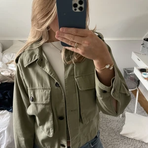 Grön jacka - Säljer min gröna jacka från H&M som är i väldigt bra skick!