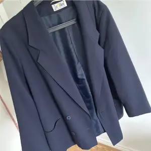 Mörkblå blazer 💙 använder inte. Jag är ca 160 cm lång