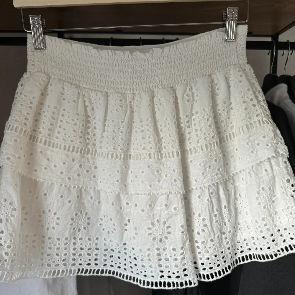Säljer denna zara kjol, från barnavdelningen men upplever den som en XS, skriv vid frågor! Pris kan diskuteras!!. Kjolar.