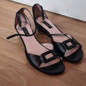 Svarta låga sandaler 
