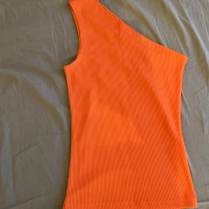 Topp - En topp med en ärm, jättesnygg men aldrig använd strl xs