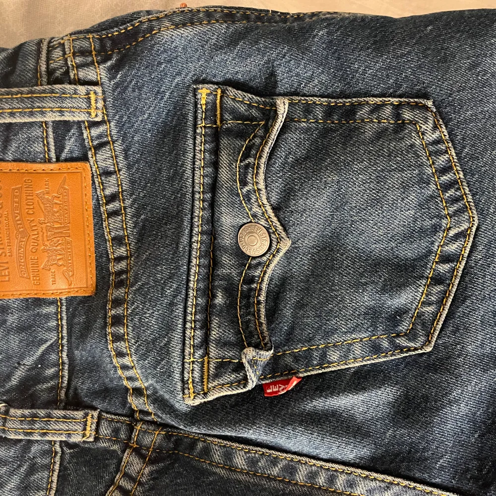 Levis jeans! Storlek 26, brukar ha 32-34💕 Säljer då dom inte kommer till användning. Dom är bootcut och lågmidiade. Hör av er vid fler bilder eller intresse!!💕 Ny pris över 1200kr. Pris kan såklart diskuteras. Jeans & Byxor.