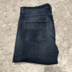 Tiger Of Sweden jeans - Säljer nu mina riktigt snygga Tiger Of Sweden jeans då de inte kommer till användning. Jeansen har inga tecken på användning och skicket är därmed 10/10. Storlek:32/32 Nypris ligger på ca 1800 Mitt pris: 579 Priset är inte hugget i sten