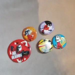 Jätte fina incredibles pins. Knappt använda.postar inom 2 dagar😘😘 Skriv om frågor. Lämna prisförslag om du vill ha det billigt idk. Accepterar oftast (alltid)