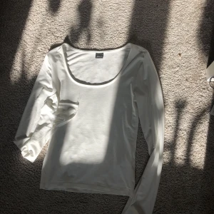 Tröja från Gina  - Vit tajt tröja från Gina, aldrig använd ändats provad. Stl S. Den har slits i ärmarna. Säljer pga vill ha annan färg. Köpte för 200kr