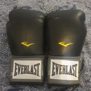 Boxningshandskar - Köpte den för 5 år sen. Planen var att man skulle bli boxare men gav upp efter första träningen💀. Så har bara använt den 1 gång. Kan inte så mycket om handskarna men kommer ihåg att dom var ganska dyra. 
