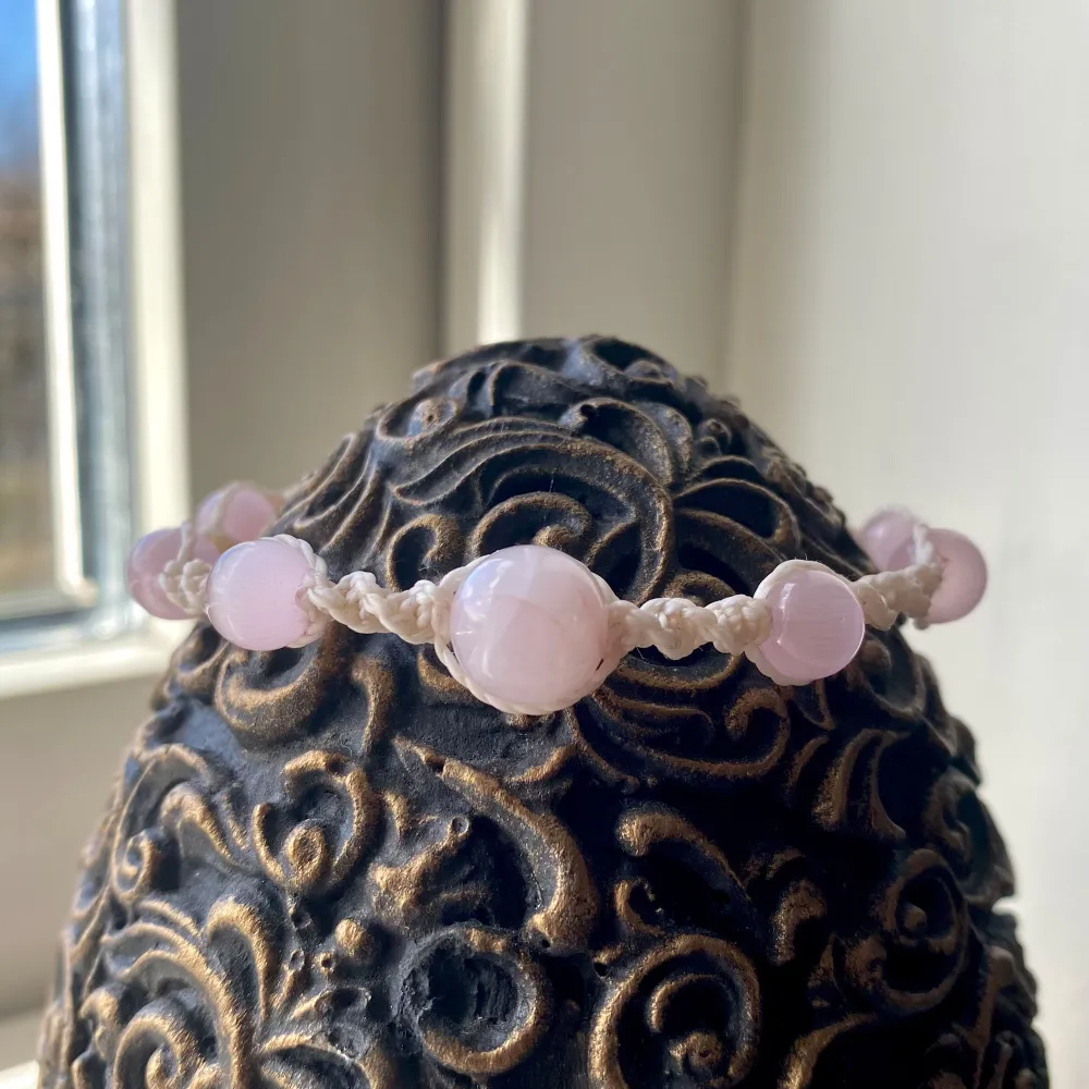 Rosenkvarts armband gjord med kärlek💗 Storleken på armbandet går att justera🌸 Den stora pärlan är rosenkvarts och dom andra pärlorna är glaspärlor 💗  Rosenkvarts balanserar våra känslor, och ger kärlek i alla former 💗. Accessoarer.