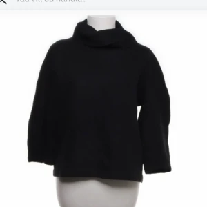 Svart stickad  - Svart stickad tröja med krage och trekvartsärm från cos, aldrig använd prislapp kvar köpt på sellpy!