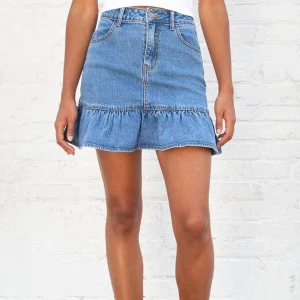 Jeanskjol brandy melville - Jeanskjol från brandy melville som INTE passar mig alls som man kan se på de sista bilderna. Aldrig använd och i helt nytt skick och ser ut som de första bilderna som inte är mina. 🩷 Storleken är S eller M. Säljs inte längre.
