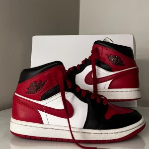 AIR JORDAN 1 MID - Höga sneakers - Jordan skor i färgen gymred. Storlek 36,5. I Ok skick. Ny pris är 1455kr men säljer för 850kr. Pris kan diskuteras.