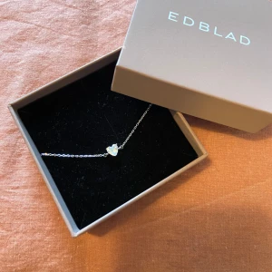 Edblad armband  - Jättefint silver armband från Edblad som inte säljs längre. Aldrig använd och i nyskick. Säljer på grund av att jag använder guld smycken!💗Pris kan diskuteras 