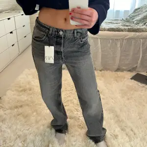 Lågmidjade jeans från Zara som aldrig använts och har lappen kvar då dem tyvärr är för stora för mig, storlek är 38. Pris: 250kr där köpare står för frakt❤️‍🔥❤️‍🔥