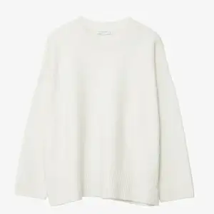 Intresse koll på min fina vita stickade tröja, kanske säljer då den inte kommit till användning, aldrig använd! Från Bikbok, isf säljer jag för 350, skriv om ni är intresserade av att köpa!❤️‍🔥