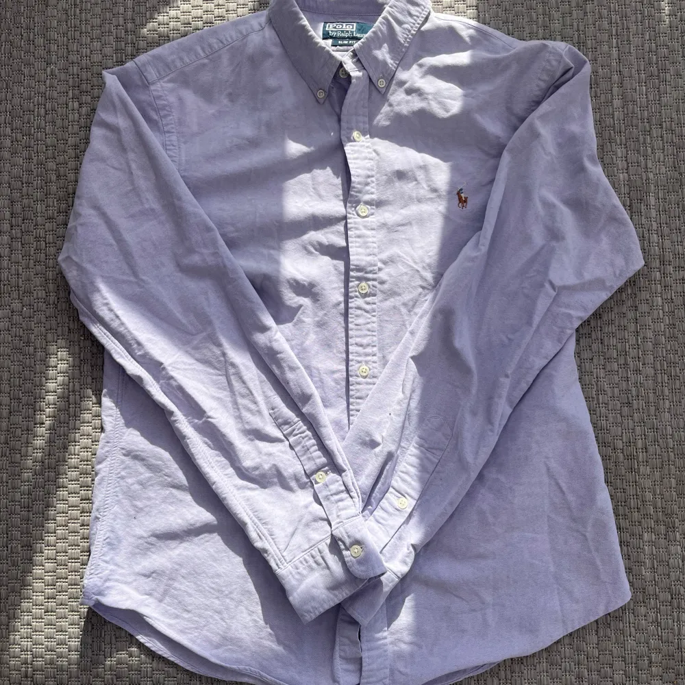 Ralph Lauren skjorta || Storlek L passar M || Skicket är super bra || Pris 299 || pm vid frågor !. Skjortor.