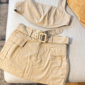 Cargo liknanden sett - Jätte fint sett med kjol och topp. Skulle säga att den är lite liten i storlek. Aldrig använd. 