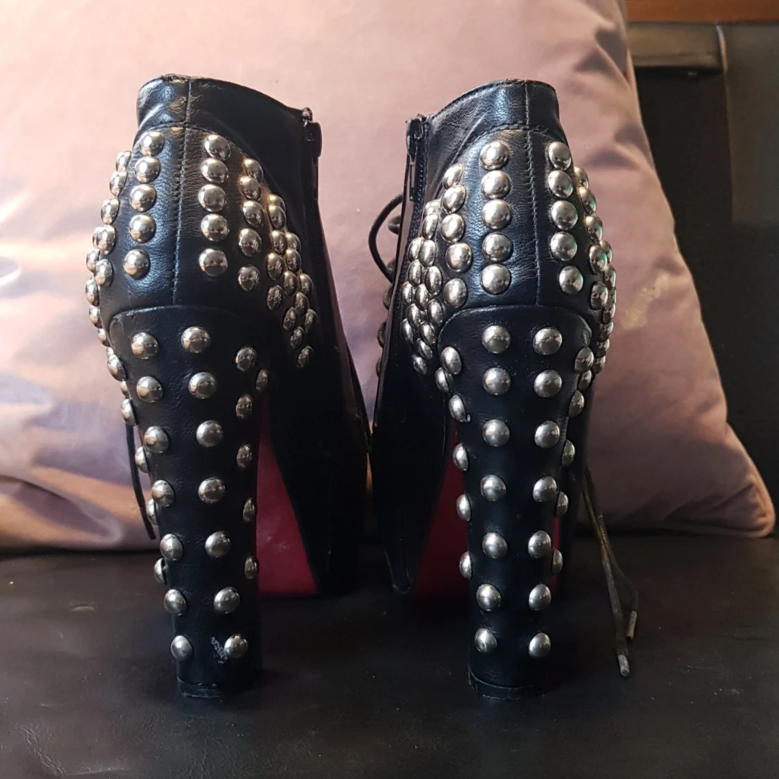 Högklackat med Nitar  - 90