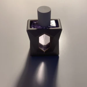 God is a woman av Ariana Grande  - 30ml Jag har endast använt den några enstaka gånger och nästan hela finns kvar   Parfymen består av 91% naturliga ingredienser och är vegansk. Topp: Ambrette, saftigt päron Hjärta: Orris, turkiskt rosenblad Bas: Madagaskarvanilj, krämigt cederträ.