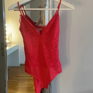Spets body🩷 - En spets body, aldrig använd. Sån fin somrig koral färg 💕