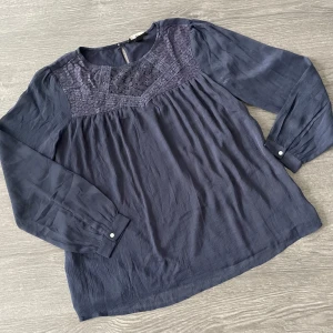 Mörkblå chiffongblus - Finaste blusen! Superfint skick. 