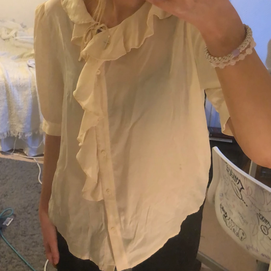 Beige-rosa blus med volang - 90