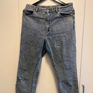 Använda ca 3 gånger, nyskick. Mom-jeans-passform. Storlek 32/32, skulle säga likvärdig 42/L. Nypris 600kr.