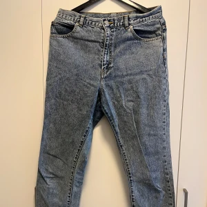 Dr Denim jeans  - Använda ca 3 gånger, nyskick. Mom-jeans-passform. Storlek 32/32, skulle säga likvärdig 42/L. Nypris 600kr.