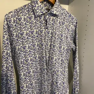 Skjorta med blomm mönster