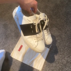 Valentino opens - Tja! Säljer dessa opens i stl 44! Fint skick 8/10, medföljer dustbag. Självklart äkta!! Kvitto finns bild på!  Mvh