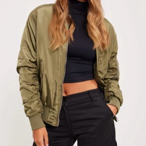 Bomberjacka från NLY Trend  - Endast använd några få gånger, i nyskick.  Storlek 36, normal i storleken 