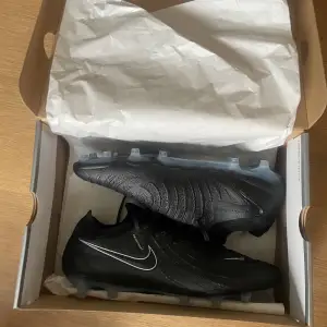 Fotbollsskor från Nike i perfekt skick, storlek 45,5 Använda endast 1 gång.  Nypris på skon är 3149 Box och väska ingår även.  Pris går att diskutera. 