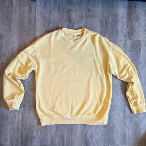 Levis sweatshirt  - Medium - oversized  Gul pastellfärgad  Nyskick - använd en gång 