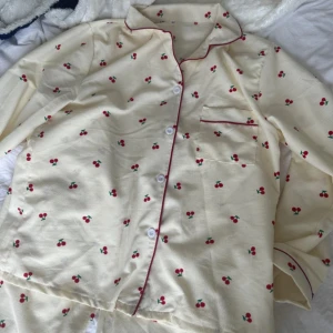 Körsbärs pyjamas - Mycket bra skick! Använd få gånger 