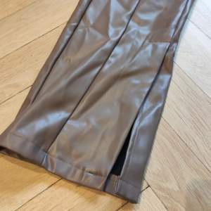 Använda bruna byxor Reserved, storlek: XL, material: poliuretan