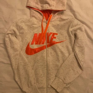 Nike sett - En väldigt gammal modell av Nike sett. Den är fin men passar inte lika bra tyvärr. I nästan helt oanvänt skick. Eftersom om att den är många år gamal så säljer jag den billigt. Nike står med neonrosa. Men det ser oranget ut på bilderna. 