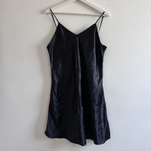 svart slipdress - sitter lite lösare i storlek