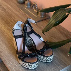 Pumps / strandskor - Nyskick, klackar med snörning