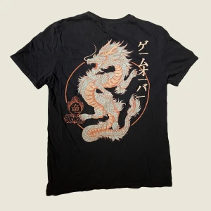 T-shirt med drake - Cool T-shirt med drake på