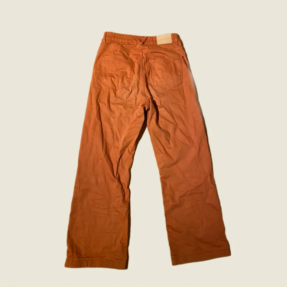Orangea byxor i jeans material. Farkut & Housut.