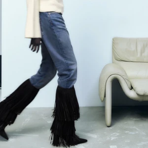 Skinnstövlar med fransar  - Stövlar från zara i getskinn. Storlek 37. Använda en gång, dom är som helt nya. Nypris 1995kr.  Pris kan diskuteras vid snabb och smidig affär. Inga skambud🫶🏻 Fler bilder kan skickas☺️