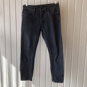 Neuw - Jeans i mkt fint skick från Neuw, modellen heter Studio Relaxed. Denna är kortare i längden. Färgen är mörkgrå, tyget är lite grövre. Storlek 31/28. Hör av dig vid frågor 💬 Kolla gärna in mina övriga annonser!