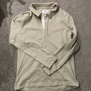 Pikétröja  - Beige pikétröja, aldrig använd
