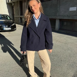 Design by si kappa mörkblå - Äkta degisn by si kappa nypris 757kr, säljer jättebilligt för jag behöver pengar. Är i gott skick. Använd gärna köp nu❤️