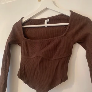 Långärmad topp Nelly - Använd ett fåtal gånger. 